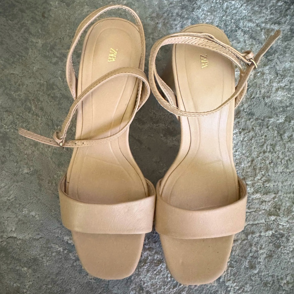comfortable and beautiful heels from Zara and excellent condition!